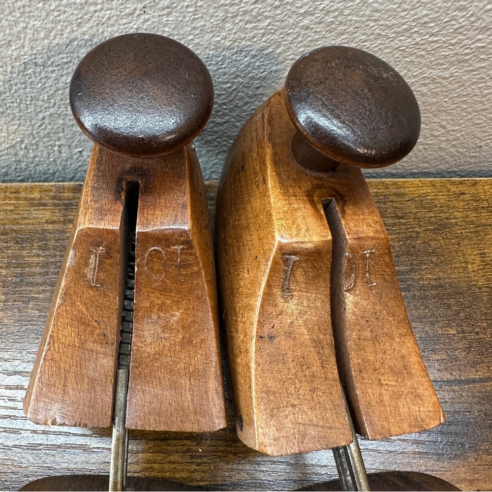 Vintage Wooden Shoe Stretchers / Cobbler Shoe Trees Size 1-10 Rustic Display - Picture 5 of 5